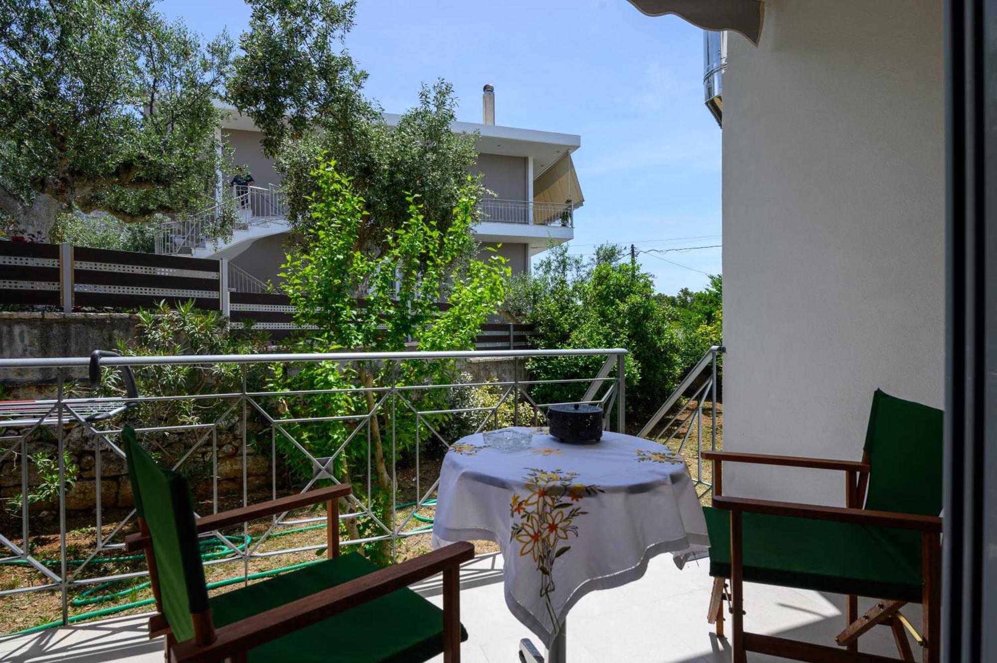 Chic Apartment In Nature, 5-Min Walk To The Beach Kalamáta Kültér fotó